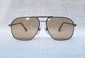 แว่นตาลักซ์ชัวรีแบรนด์ฝรั่งเศสเก่าแก่ 106 ปี ชาร์ล จูดอง ปารีส–CHARLES JOURDAN PARIS ตัวแท้ สภาพเทพ เก่าเก็บทศวรรษ1990 กรอบไทเทเนียมบริสุทธิ์ สนธิกำลังกับโคตรเลนส์กระจกออโต้–อิตาเลียน บาร์เบรินี–BARBERINI LENTE ที่ได้รับยกย่องว่าเป็น 1 ในเลนส์กระจกแว่นตาที่ดีที่สุดในโลก น.น.34g ขนาดมาตรฐาน–ใหญ่146mm