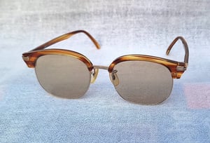 แว่นตานักเขียนโลก ปาป้า เฮมิงเวย์–PAPA HEMINGWAY สภาพเทพ เก่าเก็บทศวรรษ 1990 ผลงานของ Murai Inc. แห่งเมืองซาบาเอะ สร้างบรรณาการแด่ เออร์เนสต์ 'ปาป้า' เฮมิงเวย์ นักเขียนอเมริกันที่ยิ่งใหญ่ที่สุดในศตวรรษที่ 20 เลนส์กระจกคริสตัลญี่ปุ่น ไฮคลาส โดย MARUEMU สีกากี–สว่าง ขนาดมาตรฐาน–Standard One Size 138mm แว่นตานักเขียนโลก ปาป้า เฮมิงเวย์–PAPA HEMINGWAY สภาพเทพ เก่าเก็บทศวรรษ 1990 ผลงานของ Murai Inc. แห่งเมืองซาบาเอะ สร้างบรรณาการแด่ เออร์เนสต์ 'ปาป้า' เฮมิงเวย์ นักเขียนอเมริกันที่ยิ่งใหญ่ที่สุดในศตวรรษที่ 20 เลนส์กระจกคริสตัลญี่ปุ่น ไฮคลาส โดย MARUEMU สีกากี–สว่าง ขนาดมาตรฐาน–Standard One Size 138mm