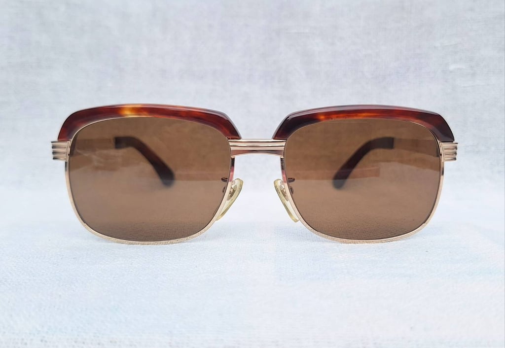 ราชันย์แห่งแว่นตาโบรว์ไลน์-นายกสโมสร กระดองเต่าแท้-GENUINE TORTOISE SHELL GLASSES วัสดุธรรมชาติล้ำค่าจากท้องทะเล สภาพเทพ เก่าเก็บทศวรรษ 1970 กรอบทองคำแท้-หุ้ม 12KGF สัดส่วนทองคำบริสุทธิ์ 50% โคตรเลนส์กระจกพระเจ้า CARL ZEISS JENA ที่ได้รับยกย่องว่าดีที่สุดตลอดกาลของชนชาติเยอรมัน ขนาดมาตรฐาน 145mm