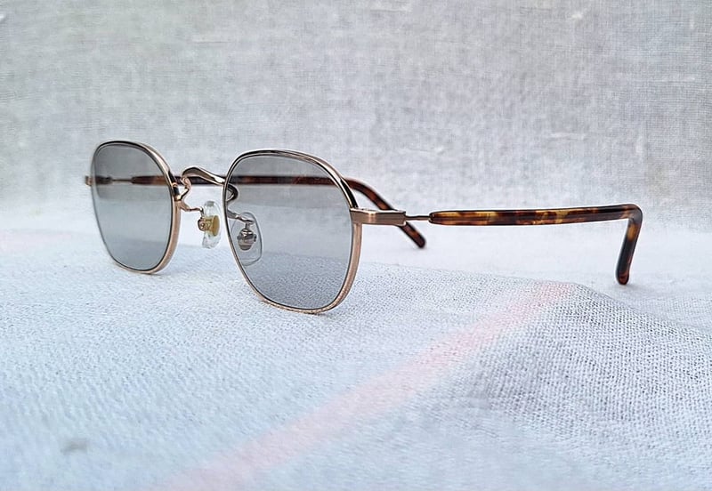 แว่นตาแฮนด์คราฟท์กรอบเล็กโดยช่างฝีมือเมืองซาบาเอะ โอ มาย กลาสเซส–Oh My Glasses TOKYO รุ่นอมตะ Reggie 2 ตัวแท้ สภาพเทพ เก่าเก็บ ค.ศ.2020 กรอบเบต้าไทเทเนียมสีทอง โมเดลแปดเหลี่ยม–โค้งมน เลนส์กระจกออโต้ฝรั่งเศส ปรับความเข้มอัตโนมัติ ขนาดมาตรฐาน–Standard One Size 130mm ผลิตไซซ์ดียว สวมใส่ได้ทุกขนาดใบหน้า