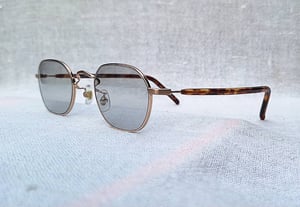 แว่นตาแฮนด์คราฟท์กรอบเล็กโดยช่างฝีมือเมืองซาบาเอะ โอ มาย กลาสเซส–Oh My Glasses TOKYO รุ่นอมตะ Reggie 2 ตัวแท้ สภาพเทพ เก่าเก็บ ค.ศ.2020 กรอบเบต้าไทเทเนียมสีทอง โมเดลแปดเหลี่ยม–โค้งมน เลนส์กระจกออโต้ฝรั่งเศส ปรับความเข้มอัตโนมัติ ขนาดมาตรฐาน–Standard One Size 130mm ผลิตไซซ์ดียว สวมใส่ได้ทุกขนาดใบหน้า แว่นตาแฮนด์คราฟท์กรอบเล็กโดยช่างฝีมือเมืองซาบาเอะ โอ มาย กลาสเซส–Oh My Glasses TOKYO รุ่นอมตะ Reggie 2 ตัวแท้ สภาพเทพ เก่าเก็บ ค.ศ.2020 กรอบเบต้าไทเทเนียมสีทอง โมเดลแปดเหลี่ยม–โค้งมน เลนส์กระจกออโต้ฝรั่งเศส ปรับความเข้มอัตโนมัติ ขนาดมาตรฐาน–Standard One Size 130mm ผลิตไซซ์ดียว สวมใส่ได้ทุกขนาดใบหน้า