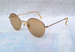 แว่นตานักเขียนโลก ปาป้า เฮมิงเวย์–PAPA HEMINGWAY ตัวแท้ สภาพเทพทศวรรษ1990 ผลงานของ Murai Inc. สร้างบรรณาการแด่ เออร์เนสต์ 'ปาป้า' เฮมิงเวย์ นักเขียนอเมริกันที่ยิ่งใหญ่ที่สุดในศตวรรษที่20 เลนส์กระจกกันแดด UNION COLOR by Union Optical Co., Ltd ขนาดมาตรฐาน–Standard One Size 128mm สวมใส่ได้ทุกขนาดใบหน้า