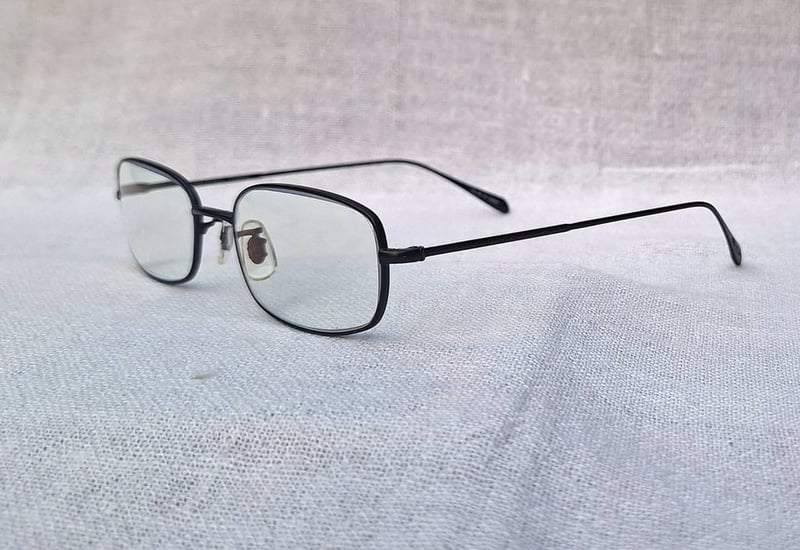 ที่สุดแห่งแว่นตาอเมริกันสายพันธุ์แคลิฟอร์เนียน โอลิเวอร์ พีเพิลส์-OLIVER PEOPLES สภาพเทพ เก่าเก็บทศวรรษ 2010 ผลงานช่างหัตถศิลป์ Eyevan Inc แห่งเมืองซาบาเอะ เลนส์บลูโพรเทค มัลติโค้ท ค่าสายตา +150 ป้องกันแสงสีฟ้าที่อันตรายจากคอมพิวเตอร์ทุกชนิด ขนาดมาตรฐาน–Standard One Size 130mm สวมใส่ได้ทุกขนาดใบหน้า