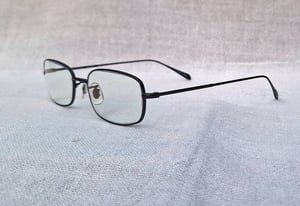 ที่สุดแห่งแว่นตาอเมริกันสายพันธุ์แคลิฟอร์เนียน โอลิเวอร์ พีเพิลส์-OLIVER PEOPLES สภาพเทพ เก่าเก็บทศวรรษ 2010 ผลงานช่างหัตถศิลป์ Eyevan Inc แห่งเมืองซาบาเอะ เลนส์บลูโพรเทค มัลติโค้ท ค่าสายตา +150 ป้องกันแสงสีฟ้าที่อันตรายจากคอมพิวเตอร์ทุกชนิด ขนาดมาตรฐาน–Standard One Size 130mm สวมใส่ได้ทุกขนาดใบหน้า