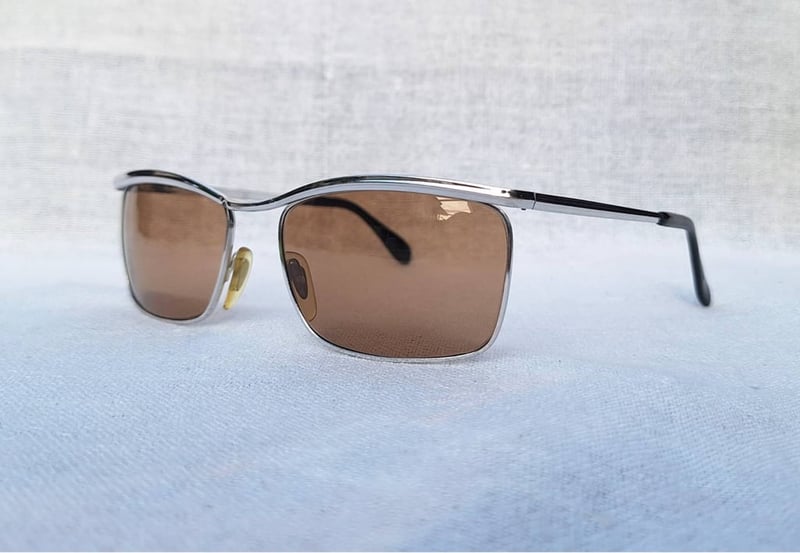 โคตรแว่นตาเก่าแก่ลำดับ 2 ของเยอรมนี เมทซเลอร์ METZLER–ZEISS ตัวแท้ สภาพเทพ เก่าเก็บทศวรรษ 1960 กรอบทองขาวแท้–หุ้ม 10K GF สัดส่วนทองคำบริสุทธิ์ 41.67% โมเดลหายาก–สี่เหลี่ยม–นักบิน–คาร์ลตัน แฟลช โคตรเลนส์กระจกพระเจ้า CARL ZEISS JENA ที่ได้รับยกย่องว่าดีที่สุดตลอดกาลของชนชาติเยอรมัน ขนาดมาตรฐาน 141mm