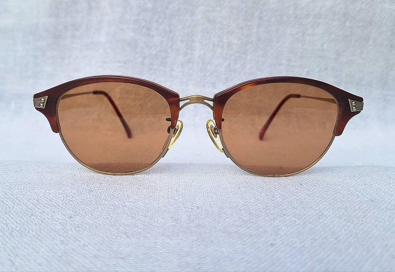 แว่นตาหัตถศิลป์จากแรงบันดาลใจของมหาวิหารโกธิค นิโคล โดย มัตสึดะ–NICOLE by MATSUDA 1 ในผู้ผลิตแว่นตาที่ดีที่สุดของญี่ปุ่น ตัวแท้ สภาพเทพ เก่าเก็บทศวรรษ1980 โคตรเลนส์กระจกพระเจ้า คาร์ล ไซส์ เยนา ที่ได้รับยกย่องว่าดีที่สุดตลอดกาลของชนชาติเยอรมัน ขนาดมาตรฐาน–Standard One Size138mm สวมใส่ได้ทุกขนาดใบหน้า