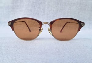 แว่นตาหัตถศิลป์จากแรงบันดาลใจของมหาวิหารโกธิค นิโคล โดย มัตสึดะ–NICOLE by MATSUDA 1 ในผู้ผลิตแว่นตาที่ดีที่สุดของญี่ปุ่น ตัวแท้ สภาพเทพ เก่าเก็บทศวรรษ1980 โคตรเลนส์กระจกพระเจ้า คาร์ล ไซส์ เยนา ที่ได้รับยกย่องว่าดีที่สุดตลอดกาลของชนชาติเยอรมัน ขนาดมาตรฐาน–Standard One Size138mm สวมใส่ได้ทุกขนาดใบหน้า