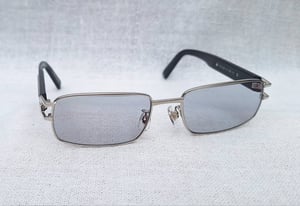 แว่นตาเทพเจ้าของชาวเยอรมันที่คนทั้งโลกรู้จัก โรเดนสต็อค–RODENSTOCK ตัวแท้ สภาพเทพ เก่าเก็บทศวรรษ2010 กรอบไทเทเนียมบริสุทธิ์สีเงิน + อะซีเทตอนุพันธุ์เส้นใยฝ้าย–ดำ เลนส์ออโต้โพลีคาร์บอเนท ปรับสีอัตโนมัติ ป้องกัน UV100% น.น.เบาพิเศษ 25g ขนาดมาตรฐานโมเดลนี้–Standard One Size 135mm สวมใส่ได้ทุกขนาดใบหน้า