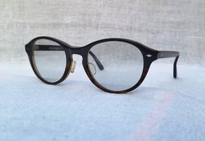 แว่นตาเวลลิงตัน–แฮนด์คราฟท์จากเมืองซาบาเอะ โซลิดบลู–SOLID BLUE รุ่น S–165 ตัวแท้ สภาพเทพ เก่าเก็บฤดูใบไม้ผลิ ค.ศ.2011 กรอบอะซีเทต–อนุพันธุ์เส้นใยฝ้าย–สีนาวีบลูสลับน้ำตาลกลาง เลนส์กระจกคริสตัลออโต้ฝรั่งเศส สีเทา–สว่าง ปรับความเข้มอัตโนมัติ ขนาดมาตรฐาน–Standard One Size 140mm สวมใส่ได้ทุกขนาดใบหน้า แว่นตาเวลลิงตัน–แฮนด์คราฟท์จากเมืองซาบาเอะ โซลิดบลู–SOLID BLUE รุ่น S–165 ตัวแท้ สภาพเทพ เก่าเก็บฤดูใบไม้ผลิ ค.ศ.2011 กรอบอะซีเทต–อนุพันธุ์เส้นใยฝ้าย–สีนาวีบลูสลับน้ำตาลกลาง เลนส์กระจกคริสตัลออโต้ฝรั่งเศส สีเทา–สว่าง ปรับความเข้มอัตโนมัติ ขนาดมาตรฐาน–Standard One Size 140mm สวมใส่ได้ทุกขนาดใบหน้า