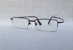 แว่นสายตาอเมริกันแคลิฟอร์เนียนสายพันธุ์ซาบาเอะ ซีโรกรา–ZEROGRA ตัวแท้ สภาพเทพ เก่าเก็บต้นทศวรรษ 2010 ผลงานศิลปินนักออกแบบชาวญี่ปุ่น โอกิ ซาโตะ กรอบวัสดุไฮเอนด์–เบต้าไทเทเนียม เลนส์บลูโพรเทคมัลติโค้ท ค่าสายตา +300 ป้องกันแสงสีฟ้าที่อันตรายจากคอมพิวเตอร์ทุกชนิด น.น.17g ขนาดมาตรฐาน–ฟรีไซซ์ 128–150mm