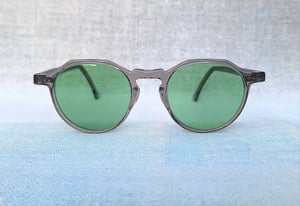 ที่สุดแห่งแว่นตาปาริเซียนแฮนด์คราฟท์ทศวรรษ 2000 เลสก้า–LESCA ตัวแท้ สภาพเทพ งามกริ๊บ ผลงานของ โจเอล เลสก้า บรมครูแว่นตาชาวฝรั่งเศส โมเดลคลาสสิค–มงกุฎ–หยดน้ำ–แพนโต้ เลนส์กระจกคริสตัลฝรั่งเศส สีเขียวธรรมชาติ น.น.31g ขนาดมาตรฐานโมเดลนี้ 132mm เหมาะสำหรับคนใบหน้าขนาดกลาง–เล็ก ไม่เหมาะสำหรับคนใบหน้าใหญ่ ที่สุดแห่งแว่นตาปาริเซียนแฮนด์คราฟท์ทศวรรษ 2000 เลสก้า–LESCA ตัวแท้ สภาพเทพ งามกริ๊บ ผลงานของ โจเอล เลสก้า บรมครูแว่นตาชาวฝรั่งเศส โมเดลคลาสสิค–มงกุฎ–หยดน้ำ–แพนโต้ เลนส์กระจกคริสตัลฝรั่งเศส สีเขียวธรรมชาติ น.น.31g ขนาดมาตรฐานโมเดลนี้ 132mm เหมาะสำหรับคนใบหน้าขนาดกลาง–เล็ก ไม่เหมาะสำหรับคนใบหน้าใหญ่