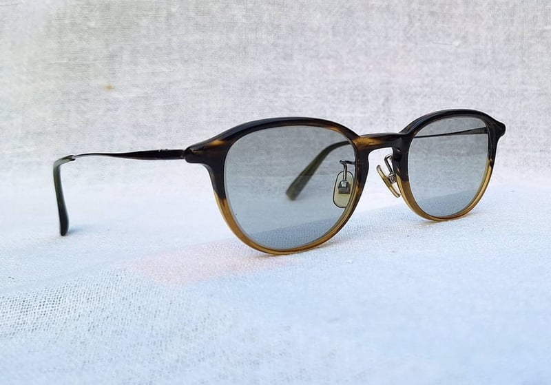 แว่นตาพรีเมียมคอลเคชั่นที่ดีที่สุดของ จินส์ เจแปน : เซลลูลอยด์ พบ ซาบาเอะ–JINS JAPAN : Celluloid Meet Sabae Collection สภาพเทพ เก่าเก็บทศวรรษ2010 โมเดลคลาสสิก–บอสซิงตัน เลนส์กระจกคริสตัลญี่ปุ่นล้ำค่า ทิลโก้–TILCO by T.T. Lens Co., Ltd มองเห็นดวงตาผู้สวมใส่ น.น.26g ขนาดมาตรฐาน–Standard One Size 140mm