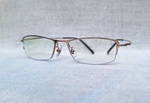 แว่นสายตาอเมริกันแคลิฟอร์เนียนสายพันธุ์ซาบาเอะ ซีโรกรา-ZEROGRA ตัวแท้ สภาพเทพ เก่าเก็บกลางทศวรรษ 2010 ผลงานศิลปินชาวญี่ปุ่น โอกิ ซาโตะ กรอบวัสดุไฮเอนด์–เบต้าไทเทเนียม เลนส์บลูโพรเทคมัลติโค้ท ค่าสายตา +250 ป้องกันแสงสีฟ้าที่อันตรายจากคอมพิวเตอร์ทุกชนิด น.น. เบาพิเศษ 15g ขนาดมาตรฐาน–ฟรีไซซ์ 128–145mm