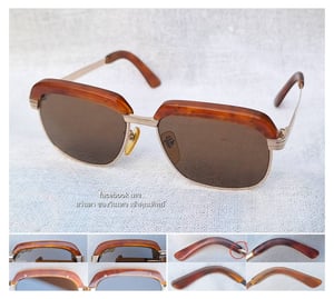 ราชันย์แห่งแว่นตาโบรว์ไลน์ ราคาพิเศษ กระดองเต่าแท้–GENUINE TORTOISE SHELL วัสดุล้ำค่าจากท้องทะเล กรอบไทเทเนียมบริสุทธิ์สีทอง สภาพดีงาม ใช้งานทนุถนอม ปลอกขาข้างขวามีรอยกระเทาะเล็กๆ 1 ตำแหน่ง โคตรเลนส์กระจกพระเจ้าล้ำค่า CARL ZEISS JENA ที่ได้รับยกย่องว่าดีที่สุดตลอดกาลของชนชาติเยอรมัน ขนาดมาตรฐาน139mm ราชันย์แห่งแว่นตาโบรว์ไลน์ ราคาพิเศษ กระดองเต่าแท้–GENUINE TORTOISE SHELL วัสดุล้ำค่าจากท้องทะเล กรอบไทเทเนียมบริสุทธิ์สีทอง สภาพดีงาม ใช้งานทนุถนอม ปลอกขาข้างขวามีรอยกระเทาะเล็กๆ 1 ตำแหน่ง โคตรเลนส์กระจกพระเจ้าล้ำค่า CARL ZEISS JENA ที่ได้รับยกย่องว่าดีที่สุดตลอดกาลของชนชาติเยอรมัน ขนาดมาตรฐาน139mm