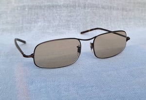 ที่สุดแห่งแว่นตาอเมริกันสายพันธุ์แคลิฟอร์เนียน โอลิเวอร์ พีเพิลส์–OLIVER PEOPLES สภาพเทพ เก่าเก็บทศวรรษ 1990 ผลงานช่างหัตถศิลป์ Eyevan Inc แห่งเมืองซาบาเอะ เลนส์กระจกคริสตัลญี่ปุ่น ไฮคลาส โดย MARUEMU LENS สีกากี–สว่าง มองเห็นดวงตาผู้สวมใส่ ขนาดมาตรฐาน–Standard One Size 142mm สวมใส่ได้ทุกขนาดใบหน้า
