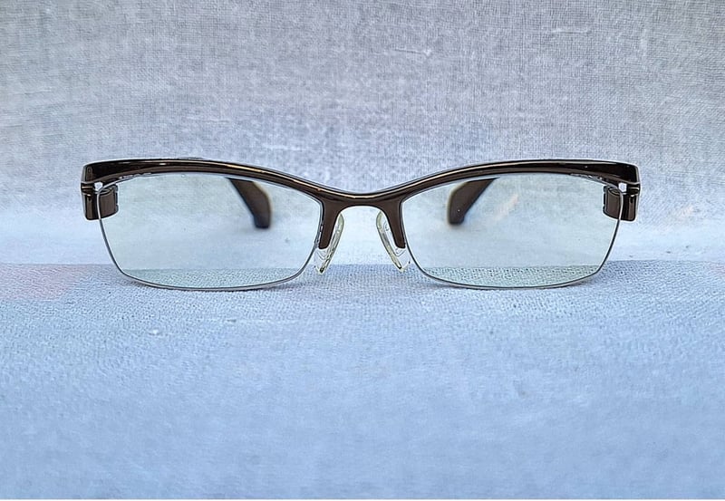 แว่นสายตาเจแปนิสแฮนด์คราฟท์ทศวรรษ 2010 ซิสเซิม–Z:ISM ตัวแท้ มือหนึ่ง สภาพเทพไม่เคยใช้งาน โมเดลคลาสสิก–สี่เหลี่ยมผืนผ้า–แคบ กรอบโลหะสีทอง–โกลเดนบราวน์ เลนส์บลูโพรเทค มัลติโค้ท ค่าสายตา +275 ป้องกันแสงสีฟ้าที่อันตรายจากคอมพิวเตอร์ทุกชนิด ขนาดมาตรฐาน–ฟรีไซซ์ 144mm สวมใส่ได้ทุกขนาดใบหน้า