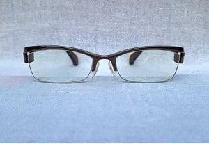 แว่นสายตาเจแปนิสแฮนด์คราฟท์ทศวรรษ 2010 ซิสเซิม–Z:ISM ตัวแท้ มือหนึ่ง สภาพเทพไม่เคยใช้งาน โมเดลคลาสสิก–สี่เหลี่ยมผืนผ้า–แคบ กรอบโลหะสีทอง–โกลเดนบราวน์ เลนส์บลูโพรเทค มัลติโค้ท ค่าสายตา +275 ป้องกันแสงสีฟ้าที่อันตรายจากคอมพิวเตอร์ทุกชนิด ขนาดมาตรฐาน–ฟรีไซซ์ 144mm สวมใส่ได้ทุกขนาดใบหน้า แว่นสายตาเจแปนิสแฮนด์คราฟท์ทศวรรษ 2010 ซิสเซิม–Z:ISM ตัวแท้ มือหนึ่ง สภาพเทพไม่เคยใช้งาน โมเดลคลาสสิก–สี่เหลี่ยมผืนผ้า–แคบ กรอบโลหะสีทอง–โกลเดนบราวน์ เลนส์บลูโพรเทค มัลติโค้ท ค่าสายตา +275 ป้องกันแสงสีฟ้าที่อันตรายจากคอมพิวเตอร์ทุกชนิด ขนาดมาตรฐาน–ฟรีไซซ์ 144mm สวมใส่ได้ทุกขนาดใบหน้า