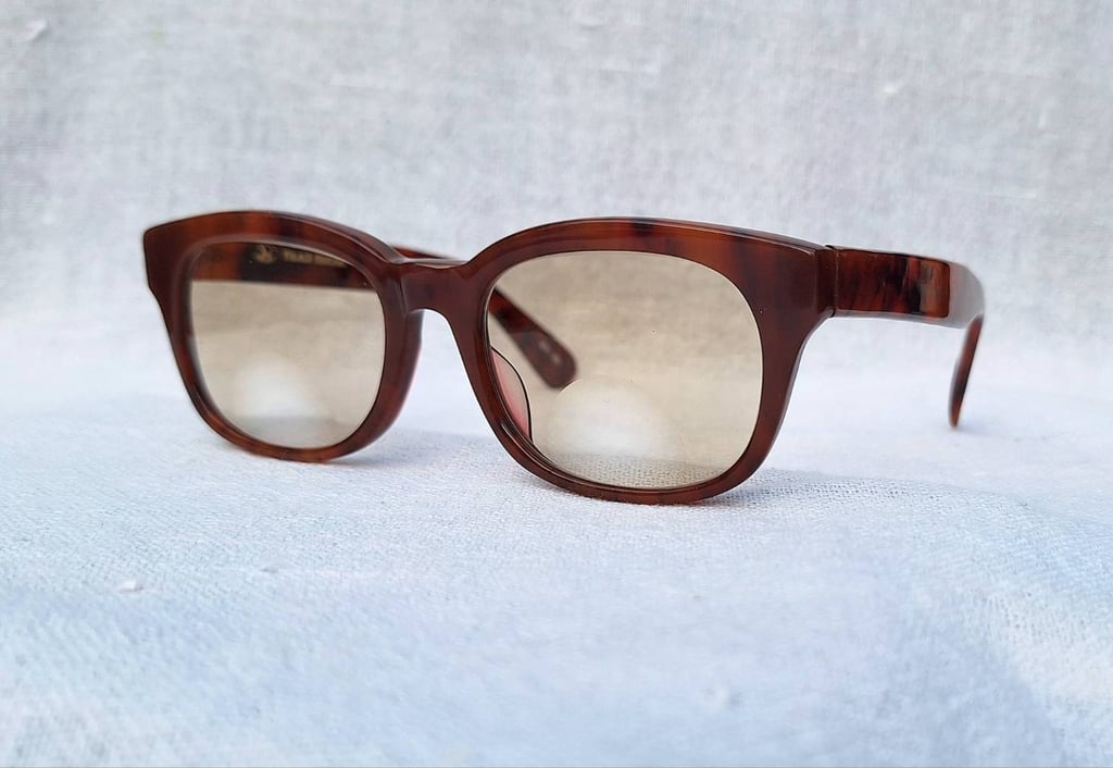 แว่นตาแฮนด์คราฟท์ในตำนานศตวรรษที่ 20 เทรดเฮาส์–TRAD HOUSE ตัวแท้ มือหนึ่ง สต็อกเก่าทศวรรษ 1990  โมเดลเวลลิงตัน–กรอบหนา–ก้านขาอ้วน เลนส์กระจกอังกฤษ 2 ชั้น ไบวิว–BIVUE โดย แมกซ์ ไวส์แมน ผู้ให้กำเนิด อัลก้า ค่าสายตายาว +275 มองไกล +50 ชัดแจ๋วถึงขอบฟ้า ใช้เป็นแว่นกันแดดได้ในตัว ขนาดมาตรฐานโมเดลนี้ 145mm