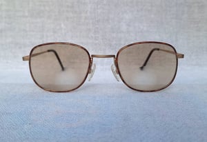 แว่นสายตาแฮนด์คราฟท์–ไบโฟคอลในตำนานศตวรรษที่20 จิออร์จิโอ วินเซนเต้–GIORGIO VINCENTE มือหนึ่ง ทศวรรษ1990 กรอบไทเทเนียมบริสุทธิ์สีทอง โคตรเลนส์กระจกอังกฤษ2ชั้น BIVUE ของ ไวส์แมน–อัลก้า ค่าสายตายาว+275 มองไกล+50 ชัดแจ๋วถึงปลายฟ้า ใช้เป็นแว่นกันแดดได้ในตัว Standard One Size138mm สวมใส่ได้ทุกขนาดใบหน้า แว่นสายตาแฮนด์คราฟท์–ไบโฟคอลในตำนานศตวรรษที่20 จิออร์จิโอ วินเซนเต้–GIORGIO VINCENTE มือหนึ่ง ทศวรรษ1990 กรอบไทเทเนียมบริสุทธิ์สีทอง โคตรเลนส์กระจกอังกฤษ2ชั้น BIVUE ของ ไวส์แมน–อัลก้า ค่าสายตายาว+275 มองไกล+50 ชัดแจ๋วถึงปลายฟ้า ใช้เป็นแว่นกันแดดได้ในตัว Standard One Size138mm สวมใส่ได้ทุกขนาดใบหน้า