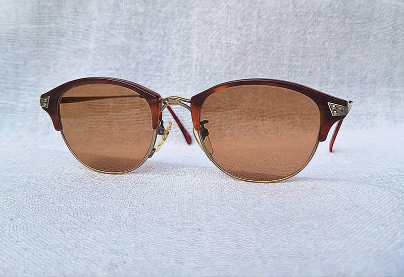 แว่นตาหัตถศิลป์จากแรงบันดาลใจของมหาวิหารโกธิค นิโคล โดย มัตสึดะ–NICOLE by MATSUDA 1 ในผู้ผลิตแว่นตาที่ดีที่สุดของญี่ปุ่น ตัวแท้ สภาพเทพ เก่าเก็บทศวรรษ1980 โคตรเลนส์กระจกพระเจ้า คาร์ล ไซส์ เยนา ที่ได้รับยกย่องว่าดีที่สุดตลอดกาลของชนชาติเยอรมัน ขนาดมาตรฐาน–Standard One Size138mm สวมใส่ได้ทุกขนาดใบหน้า