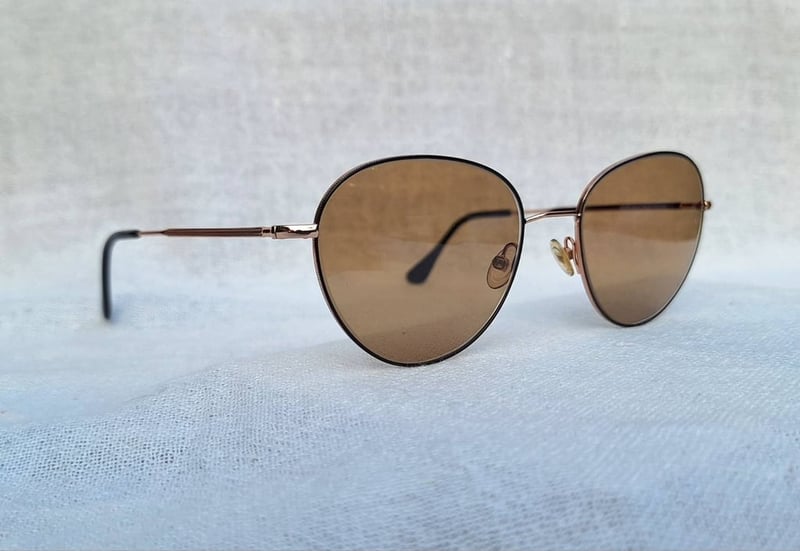 แว่นตาลักซ์ชัวรีแบรนด์อิสระจากออสเตรียที่โดดเด่นที่สุด แอนดี้ วูล์ฟ–ANDY WOLF ตัวแท้ สภาพเทพ เก่าเก็บทศวรรษ 2010 ผลงานของ แคทารีนา ชลาเกอร์ ศิลปินนักออกแบบจากเมืองกราซ เลนส์กระจกไฮ–คลาสญี่ปุ่น FLYING HORUS สีน้ำตาล–ตอร์ติญ่า หายาก งดงามมาก ขนาดมาตรฐาน–Standard One Size 142mm สวมใส่ได้ทุกขนาดใบหน้า แว่นตาลักซ์ชัวรีแบรนด์อิสระจากออสเตรียที่โดดเด่นที่สุด แอนดี้ วูล์ฟ–ANDY WOLF ตัวแท้ สภาพเทพ เก่าเก็บทศวรรษ 2010 ผลงานของ แคทารีนา ชลาเกอร์ ศิลปินนักออกแบบจากเมืองกราซ เลนส์กระจกไฮ–คลาสญี่ปุ่น FLYING HORUS สีน้ำตาล–ตอร์ติญ่า หายาก งดงามมาก ขนาดมาตรฐาน–Standard One Size 142mm สวมใส่ได้ทุกขนาดใบหน้า