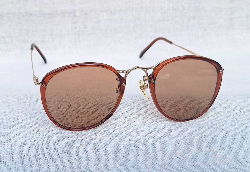 แว่นตาทองคำแท้–หุ้ม 12K GF สัดส่วนทองคำบริสุทธิ์ 50% เคนท์–KENT ตัวแท้ สภาพเทพ เก่าเก็บทศวรรษ 1980 อลังการงานสร้างโดยช่างฝีมือยุคโชวะ โคตรเลนส์กระจกคริสตัลพระเจ้า CARL ZEISS JENA ที่ได้รับยกย่องว่าดีที่สุดตลอดกาลของชนชาติเยอรมัน มองเห็นดวงตา น.น.27g ขนาดมาตรฐานโมเดลนี้ 131mm ไม่เล็ก สวมใส่สบายๆ แว่นตาทองคำแท้–หุ้ม 12K GF สัดส่วนทองคำบริสุทธิ์ 50% เคนท์–KENT ตัวแท้ สภาพเทพ เก่าเก็บทศวรรษ 1980 อลังการงานสร้างโดยช่างฝีมือยุคโชวะ โคตรเลนส์กระจกคริสตัลพระเจ้า CARL ZEISS JENA ที่ได้รับยกย่องว่าดีที่สุดตลอดกาลของชนชาติเยอรมัน มองเห็นดวงตา น.น.27g ขนาดมาตรฐานโมเดลนี้ 131mm ไม่เล็ก สวมใส่สบายๆ