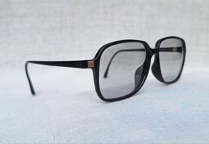 ที่สุดแห่งแว่นตาผู้ดีอังกฤษสายพันธุ์ลอนเดินเนอร์ อัลเฟรด ดันฮิลล์-ALFRED DUNHILL รุ่นคลาสสิก 6228A ตัวแท้ สภาพเทพ เก่าเก็บทศวรรษ 1980 กรอบวัสดุไฮเอนด์–อ็อปทิล–ดำ โคตรเลนส์กระจกคริสตัล ออโต้ ฝรั่งเศส โฟโตโครมิค ปรับความเข้มอัตโนมัติ มองเห็นดวงตาผู้สวมใส่ ป้องกัน UV100% น.น.32g ขนาดมาตรฐาน 142mm ที่สุดแห่งแว่นตาผู้ดีอังกฤษสายพันธุ์ลอนเดินเนอร์ อัลเฟรด ดันฮิลล์-ALFRED DUNHILL รุ่นคลาสสิก 6228A ตัวแท้ สภาพเทพ เก่าเก็บทศวรรษ 1980 กรอบวัสดุไฮเอนด์–อ็อปทิล–ดำ โคตรเลนส์กระจกคริสตัล ออโต้ ฝรั่งเศส โฟโตโครมิค ปรับความเข้มอัตโนมัติ มองเห็นดวงตาผู้สวมใส่ ป้องกัน UV100% น.น.32g ขนาดมาตรฐาน 142mm