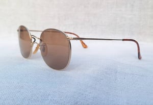 แว่นตาอเมริกันสายพันธุ์แคลิฟอร์เนียน โปโล โดย ราล์ฟ ลอเรน–POLO by RALPH LAUREN มือหนึ่ง ทศวรรษ1980 กรอบทองคำแท้–หุ้ม 14K GF สัดส่วนทองคำบริสุทธิ์ 58.33% เลนส์กระจกพระเจ้าล้ำค่า คาร์ล ไซส์ เยนา ที่ได้รับยกย่องว่าดีที่สุดตลอดกาลของชนชาติเยอรมัน ขนาดมาตรฐาน–Standard One Size128mm สวมใส่ได้ทุกขนาดใบหน้า แว่นตาอเมริกันสายพันธุ์แคลิฟอร์เนียน โปโล โดย ราล์ฟ ลอเรน–POLO by RALPH LAUREN มือหนึ่ง ทศวรรษ1980 กรอบทองคำแท้–หุ้ม 14K GF สัดส่วนทองคำบริสุทธิ์ 58.33% เลนส์กระจกพระเจ้าล้ำค่า คาร์ล ไซส์ เยนา ที่ได้รับยกย่องว่าดีที่สุดตลอดกาลของชนชาติเยอรมัน ขนาดมาตรฐาน–Standard One Size128mm สวมใส่ได้ทุกขนาดใบหน้า