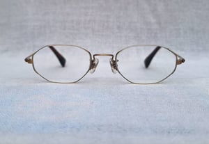 แว่นสายตาเจแปนิสแฮนด์คราฟท์ทศวรรษ 2010 ฟอสฟอรอส–PHOSPHOROS ตัวแท้ มือหนึ่ง สภาพเทพไม่เคยใช้งาน โมเดลยุคซิวิลวอร์–แปดเหลี่ยม–คลาสสิก กรอบเบต้าไทเทเนียมสีทอง เลนส์บลูโพรเทค มัลติโค้ท ค่าสายตา +275 ป้องกันแสงสีฟ้าที่อันตรายจากคอมพิวเตอร์ทุกชนิด ขนาดมาตรฐาน–Standard One Size 135mm สวมใส่ได้ทุกขนาดใบหน้า