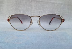 แว่นตาลักซ์ชัวรีแบรนด์สวิสหายากระดับนักสะสม โชปาร์ด–CHOPARD V 6050 กรอบทอง 23KT GP สีน้ำผึ้ง–Honey Gold Frame ประดับอัญมณีทับทิมแท้ 4 เม็ด โอ พระเจ้า.. เลนส์โพลีคาร์บอเนตกันแดด สีเทาท้องฟ้า–ไล่ระดับ มองเห็นดวงตาผู้สวมใส่ ป้องกันรังสี UV 100% ขนาดมาตรฐาน 139mm สวมใส่ได้ทุกขนาดใบหน้า