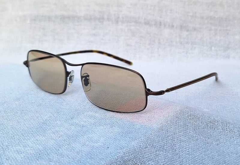 ที่สุดแห่งแว่นตาอเมริกันสายพันธุ์แคลิฟอร์เนียน โอลิเวอร์ พีเพิลส์–OLIVER PEOPLES สภาพเทพ เก่าเก็บทศวรรษ 1990 ผลงานช่างหัตถศิลป์ Eyevan Inc แห่งเมืองซาบาเอะ เลนส์กระจกคริสตัลญี่ปุ่น ไฮคลาส โดย MARUEMU LENS สีกากี–สว่าง มองเห็นดวงตาผู้สวมใส่ ขนาดมาตรฐาน–Standard One Size 142mm สวมใส่ได้ทุกขนาดใบหน้า