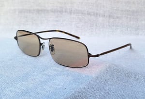 ที่สุดแห่งแว่นตาอเมริกันสายพันธุ์แคลิฟอร์เนียน โอลิเวอร์ พีเพิลส์–OLIVER PEOPLES สภาพเทพ เก่าเก็บทศวรรษ 1990 ผลงานช่างหัตถศิลป์ Eyevan Inc แห่งเมืองซาบาเอะ เลนส์กระจกคริสตัลญี่ปุ่น ไฮคลาส โดย MARUEMU LENS สีกากี–สว่าง มองเห็นดวงตาผู้สวมใส่ ขนาดมาตรฐาน–Standard One Size 142mm สวมใส่ได้ทุกขนาดใบหน้า