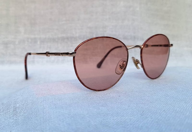 แว่นตาลักซ์ชัวรีแบรนด์ชั้นนำและเก่าแก่ของโลก กุชชี–GUCCI ตัวแท้ สภาพเทพ เก่าเก็บทศวรรษ 1980 ผลงานของ House of Gucci อันลือลั่น โมเดลคลาสสิก–หยดน้ำ–แพนโต้–จอห์น เลนนอน เลนส์กระจกคริสตัลกันแดดฝรั่งเศส หายาก สีกลีบบัว มองเห็นดวงตาผู้สวมใส่ ป้องกันรังสี UV 100% น.น.33g ขนาดมาตรฐาน 140mm แว่นตาลักซ์ชัวรีแบรนด์ชั้นนำและเก่าแก่ของโลก กุชชี–GUCCI ตัวแท้ สภาพเทพ เก่าเก็บทศวรรษ 1980 ผลงานของ House of Gucci อันลือลั่น โมเดลคลาสสิก–หยดน้ำ–แพนโต้–จอห์น เลนนอน เลนส์กระจกคริสตัลกันแดดฝรั่งเศส หายาก สีกลีบบัว มองเห็นดวงตาผู้สวมใส่ ป้องกันรังสี UV 100% น.น.33g ขนาดมาตรฐาน 140mm