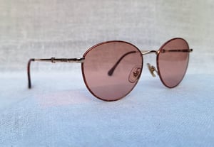 แว่นตาลักซ์ชัวรีแบรนด์ชั้นนำและเก่าแก่ของโลก กุชชี–GUCCI ตัวแท้ สภาพเทพ เก่าเก็บทศวรรษ 1980 ผลงานของ House of Gucci อันลือลั่น โมเดลคลาสสิก–หยดน้ำ–แพนโต้–จอห์น เลนนอน เลนส์กระจกคริสตัลกันแดดฝรั่งเศส หายาก สีกลีบบัว มองเห็นดวงตาผู้สวมใส่ ป้องกันรังสี UV 100% น.น.33g ขนาดมาตรฐาน 140mm แว่นตาลักซ์ชัวรีแบรนด์ชั้นนำและเก่าแก่ของโลก กุชชี–GUCCI ตัวแท้ สภาพเทพ เก่าเก็บทศวรรษ 1980 ผลงานของ House of Gucci อันลือลั่น โมเดลคลาสสิก–หยดน้ำ–แพนโต้–จอห์น เลนนอน เลนส์กระจกคริสตัลกันแดดฝรั่งเศส หายาก สีกลีบบัว มองเห็นดวงตาผู้สวมใส่ ป้องกันรังสี UV 100% น.น.33g ขนาดมาตรฐาน 140mm