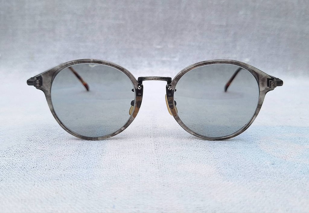 แว่นตาแฮนด์คราฟท์ฝรั่งเศสในตำนานศตวรรษที่ 20 เลส อัลส์–LES HALLES ตัวแท้ สภาพเทพ เก่าเก็บทศวรรษ1980 โมเดลอาร์ติสท์ หยดน้ำ–แพนโต้ จอห์น เลนนอน เลนส์กระจกคริสตัลญี่ปุ่นล้ำค่า ทิลโก้–TILCO by T.T. Lens Co.,Ltd มองเห็นดวงตาผู้สวมใส่ ขนาดมาตรฐาน–Standard One Size140mm ผลิตไซซ์เดียว สวมใส่ได้ทุกขนาดใบหน้า