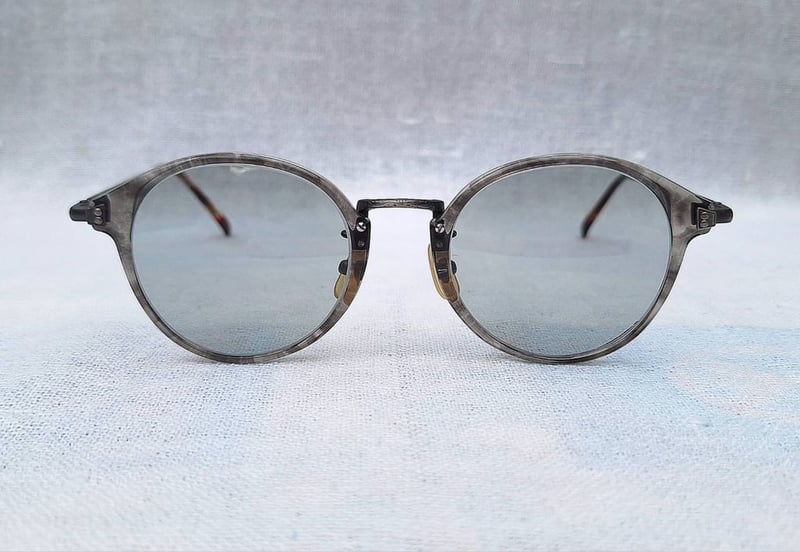 แว่นตาแฮนด์คราฟท์ฝรั่งเศสในตำนานศตวรรษที่ 20 เลส อัลส์–LES HALLES ตัวแท้ สภาพเทพ เก่าเก็บทศวรรษ1980 โมเดลอาร์ติสท์ หยดน้ำ–แพนโต้ จอห์น เลนนอน เลนส์กระจกคริสตัลญี่ปุ่นล้ำค่า ทิลโก้–TILCO by T.T. Lens Co.,Ltd มองเห็นดวงตาผู้สวมใส่ ขนาดมาตรฐาน–Standard One Size140mm ผลิตไซซ์เดียว สวมใส่ได้ทุกขนาดใบหน้า
