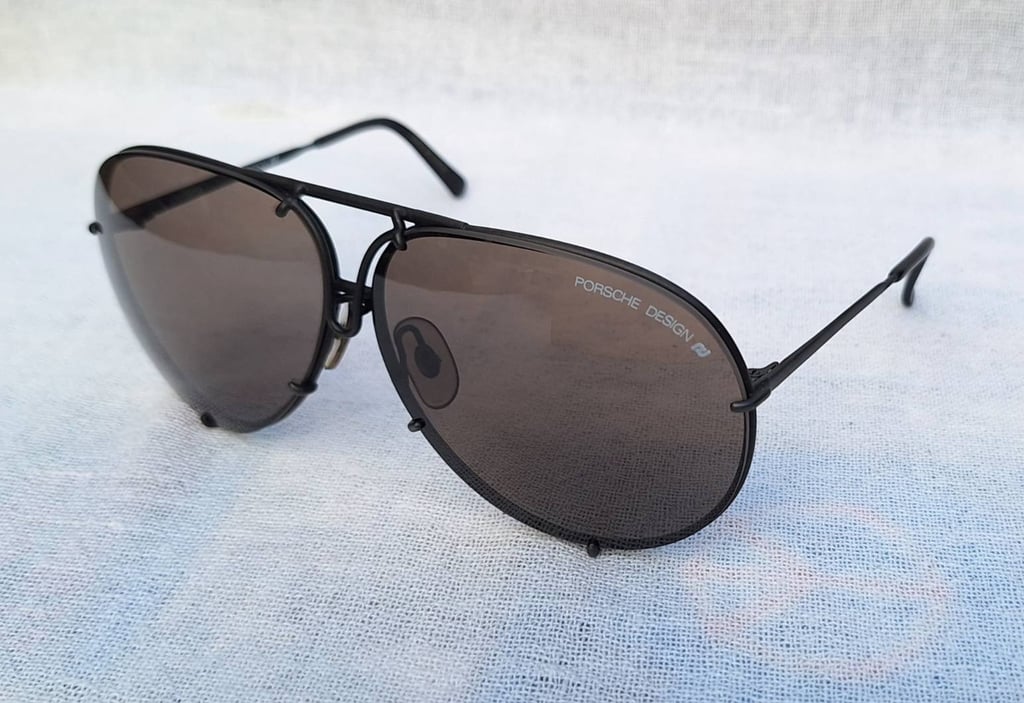 โคตรแว่นตาสัญลักษณ์แห่งความเร็วและแรง คาร์เรร่า ปอร์เช่ ดีไซน์–CARRERA PORSCHE DESIGN ตัวแท้ สภาพเทพ ค.ศ.1982 ผลงานของยอดศิลปินนักออกแบบชาวเยอรมัน เฟอร์ดินานด์ อเล็กซานเดอร์ ปอร์เช่ เลนส์โพลีคาร์บอเนทกันแดด ออริจินัล ปอร์เช่ ดีไซน์ 2 คู่ สีน้ำตาลและสีเทา–ไล่ระดับ ขนาดมาตรฐาน–Standard One Size 143mm