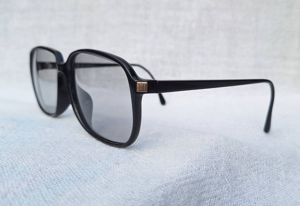 ที่สุดแห่งแว่นตาผู้ดีอังกฤษสายพันธุ์ลอนเดินเนอร์ อัลเฟรด ดันฮิลล์-ALFRED DUNHILL รุ่นคลาสสิก 6228A ตัวแท้ สภาพเทพ เก่าเก็บทศวรรษ 1980 กรอบวัสดุไฮเอนด์–อ็อปทิล–ดำ โคตรเลนส์กระจกคริสตัล ออโต้ ฝรั่งเศส โฟโตโครมิค ปรับความเข้มอัตโนมัติ มองเห็นดวงตาผู้สวมใส่ ป้องกัน UV100% น.น.32g ขนาดมาตรฐาน 142mm
