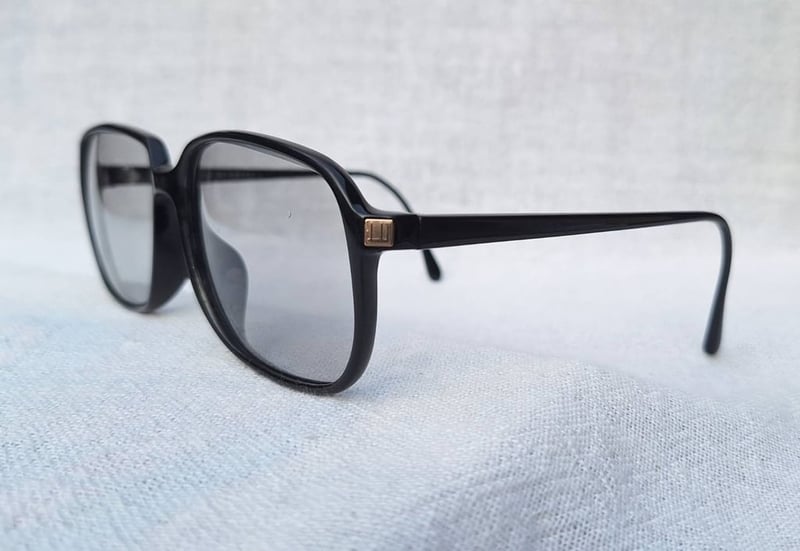 ที่สุดแห่งแว่นตาผู้ดีอังกฤษสายพันธุ์ลอนเดินเนอร์ อัลเฟรด ดันฮิลล์-ALFRED DUNHILL รุ่นคลาสสิก 6228A ตัวแท้ สภาพเทพ เก่าเก็บทศวรรษ 1980 กรอบวัสดุไฮเอนด์–อ็อปทิล–ดำ โคตรเลนส์กระจกคริสตัล ออโต้ ฝรั่งเศส โฟโตโครมิค ปรับความเข้มอัตโนมัติ มองเห็นดวงตาผู้สวมใส่ ป้องกัน UV100% น.น.32g ขนาดมาตรฐาน 142mm ที่สุดแห่งแว่นตาผู้ดีอังกฤษสายพันธุ์ลอนเดินเนอร์ อัลเฟรด ดันฮิลล์-ALFRED DUNHILL รุ่นคลาสสิก 6228A ตัวแท้ สภาพเทพ เก่าเก็บทศวรรษ 1980 กรอบวัสดุไฮเอนด์–อ็อปทิล–ดำ โคตรเลนส์กระจกคริสตัล ออโต้ ฝรั่งเศส โฟโตโครมิค ปรับความเข้มอัตโนมัติ มองเห็นดวงตาผู้สวมใส่ ป้องกัน UV100% น.น.32g ขนาดมาตรฐาน 142mm