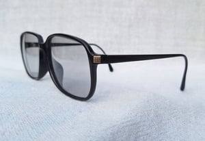 ที่สุดแห่งแว่นตาผู้ดีอังกฤษสายพันธุ์ลอนเดินเนอร์ อัลเฟรด ดันฮิลล์-ALFRED DUNHILL รุ่นคลาสสิก 6228A ตัวแท้ สภาพเทพ เก่าเก็บทศวรรษ 1980 กรอบวัสดุไฮเอนด์–อ็อปทิล–ดำ โคตรเลนส์กระจกคริสตัล ออโต้ ฝรั่งเศส โฟโตโครมิค ปรับความเข้มอัตโนมัติ มองเห็นดวงตาผู้สวมใส่ ป้องกัน UV100% น.น.32g ขนาดมาตรฐาน 142mm ที่สุดแห่งแว่นตาผู้ดีอังกฤษสายพันธุ์ลอนเดินเนอร์ อัลเฟรด ดันฮิลล์-ALFRED DUNHILL รุ่นคลาสสิก 6228A ตัวแท้ สภาพเทพ เก่าเก็บทศวรรษ 1980 กรอบวัสดุไฮเอนด์–อ็อปทิล–ดำ โคตรเลนส์กระจกคริสตัล ออโต้ ฝรั่งเศส โฟโตโครมิค ปรับความเข้มอัตโนมัติ มองเห็นดวงตาผู้สวมใส่ ป้องกัน UV100% น.น.32g ขนาดมาตรฐาน 142mm