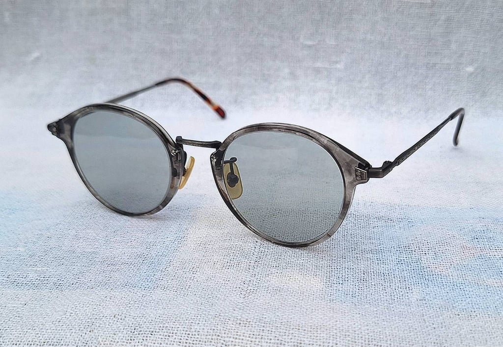 แว่นตาแฮนด์คราฟท์ฝรั่งเศสในตำนานศตวรรษที่ 20 เลส อัลส์–LES HALLES ตัวแท้ สภาพเทพ เก่าเก็บทศวรรษ1980 โมเดลอาร์ติสท์ หยดน้ำ–แพนโต้ จอห์น เลนนอน เลนส์กระจกคริสตัลญี่ปุ่นล้ำค่า ทิลโก้–TILCO by T.T. Lens Co.,Ltd มองเห็นดวงตาผู้สวมใส่ ขนาดมาตรฐาน–Standard One Size140mm ผลิตไซซ์เดียว สวมใส่ได้ทุกขนาดใบหน้า