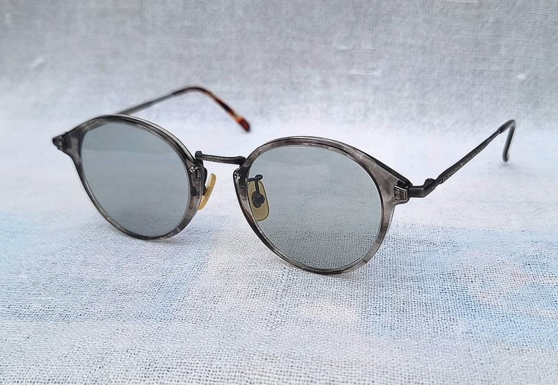 แว่นตาแฮนด์คราฟท์ฝรั่งเศสในตำนานศตวรรษที่ 20 เลส อัลส์–LES HALLES ตัวแท้ สภาพเทพ เก่าเก็บทศวรรษ1980 โมเดลอาร์ติสท์ หยดน้ำ–แพนโต้ จอห์น เลนนอน เลนส์กระจกคริสตัลญี่ปุ่นล้ำค่า ทิลโก้–TILCO by T.T. Lens Co.,Ltd มองเห็นดวงตาผู้สวมใส่ ขนาดมาตรฐาน–Standard One Size140mm ผลิตไซซ์เดียว สวมใส่ได้ทุกขนาดใบหน้า