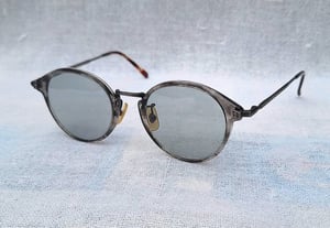 แว่นตาแฮนด์คราฟท์ฝรั่งเศสในตำนานศตวรรษที่ 20 เลส อัลส์–LES HALLES ตัวแท้ สภาพเทพ เก่าเก็บทศวรรษ1980 โมเดลอาร์ติสท์ หยดน้ำ–แพนโต้ จอห์น เลนนอน เลนส์กระจกคริสตัลญี่ปุ่นล้ำค่า ทิลโก้–TILCO by T.T. Lens Co.,Ltd มองเห็นดวงตาผู้สวมใส่ ขนาดมาตรฐาน–Standard One Size140mm ผลิตไซซ์เดียว สวมใส่ได้ทุกขนาดใบหน้า