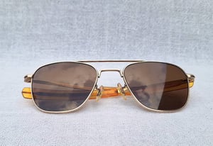 ราชันย์แห่งแว่นตาเสืออากาศยุคสงครามเวียดนาม เอโอ 12K GF–AO American Optical ตัวแท้ สภาพเทพ เก่าเก็บทศวรรษ 1960 กรอบทองคำแท้–หุ้ม 12K GF สัดส่วนทองคำบริสุทธิ์ 50% โคตรเลนส์กระจกคริสตัลพระเจ้าล้ำค่า CARL ZEISS JENA ที่ได้รับยกย่องว่าดีที่สุดตลอดกาลของชนชาติเยอรมัน ขนาดมาตรฐาน–Standard One Size 139mm ราชันย์แห่งแว่นตาเสืออากาศยุคสงครามเวียดนาม เอโอ 12K GF–AO American Optical ตัวแท้ สภาพเทพ เก่าเก็บทศวรรษ 1960 กรอบทองคำแท้–หุ้ม 12K GF สัดส่วนทองคำบริสุทธิ์ 50% โคตรเลนส์กระจกคริสตัลพระเจ้าล้ำค่า CARL ZEISS JENA ที่ได้รับยกย่องว่าดีที่สุดตลอดกาลของชนชาติเยอรมัน ขนาดมาตรฐาน–Standard One Size 139mm