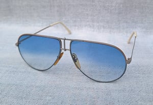 1 ในตำนานความยิ่งใหญ่ของแว่นตาฝรั่งเศสศตวรรษที่ 20 โซลอามอร์–SOL AMOR มือหนึ่ง สต็อกเก่าทศวรรษ 1980 โมเดลหยดน้ำตา–นักบิน–คานสไตลิช 2 ชั้น เลนส์โพลีคาร์บอเนตกันแดด สีฟ้าฝรั่งเศส–French Blue ป้องกัน UV100% น.น.เบาพิเศษ 25g ขนาดมาตรฐาน–ใหญ่ 145mm 1 ในตำนานความยิ่งใหญ่ของแว่นตาฝรั่งเศสศตวรรษที่ 20 โซลอามอร์–SOL AMOR มือหนึ่ง สต็อกเก่าทศวรรษ 1980 โมเดลหยดน้ำตา–นักบิน–คานสไตลิช 2 ชั้น เลนส์โพลีคาร์บอเนตกันแดด สีฟ้าฝรั่งเศส–French Blue ป้องกัน UV100% น.น.เบาพิเศษ 25g ขนาดมาตรฐาน–ใหญ่ 145mm