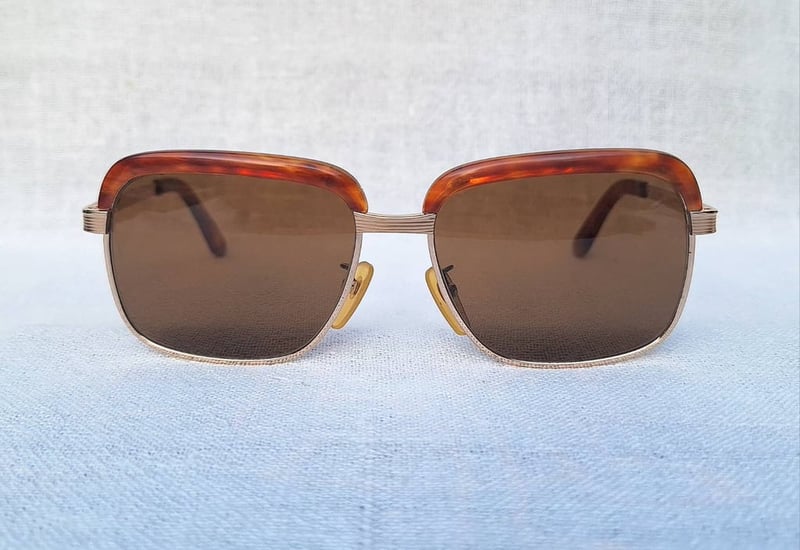 ราชันย์แห่งแว่นตาโบรว์ไลน์ กระดองเต่าแท้–GENUINE TORTOISE SHELL วัสดุล้ำค่าจากท้องทะเล กรอบไทเทเนียมบริสุทธิ์สีทอง สภาพดีงาม ใช้งานสุดทนุถนอม โคตรเลนส์กระจกพระเจ้าล้ำค่า CARL ZEISS JENA ที่ได้รับยกย่องว่าดีที่สุดตลอดกาลของชนชาติเยอรมัน น.น.41g ขนาดมาตรฐาน 143mm