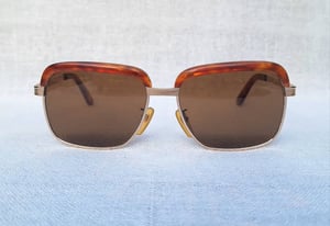 ราชันย์แห่งแว่นตาโบรว์ไลน์ กระดองเต่าแท้–GENUINE TORTOISE SHELL วัสดุล้ำค่าจากท้องทะเล กรอบไทเทเนียมบริสุทธิ์สีทอง สภาพดีงาม ใช้งานสุดทนุถนอม โคตรเลนส์กระจกพระเจ้าล้ำค่า CARL ZEISS JENA ที่ได้รับยกย่องว่าดีที่สุดตลอดกาลของชนชาติเยอรมัน น.น.41g ขนาดมาตรฐาน 143mm