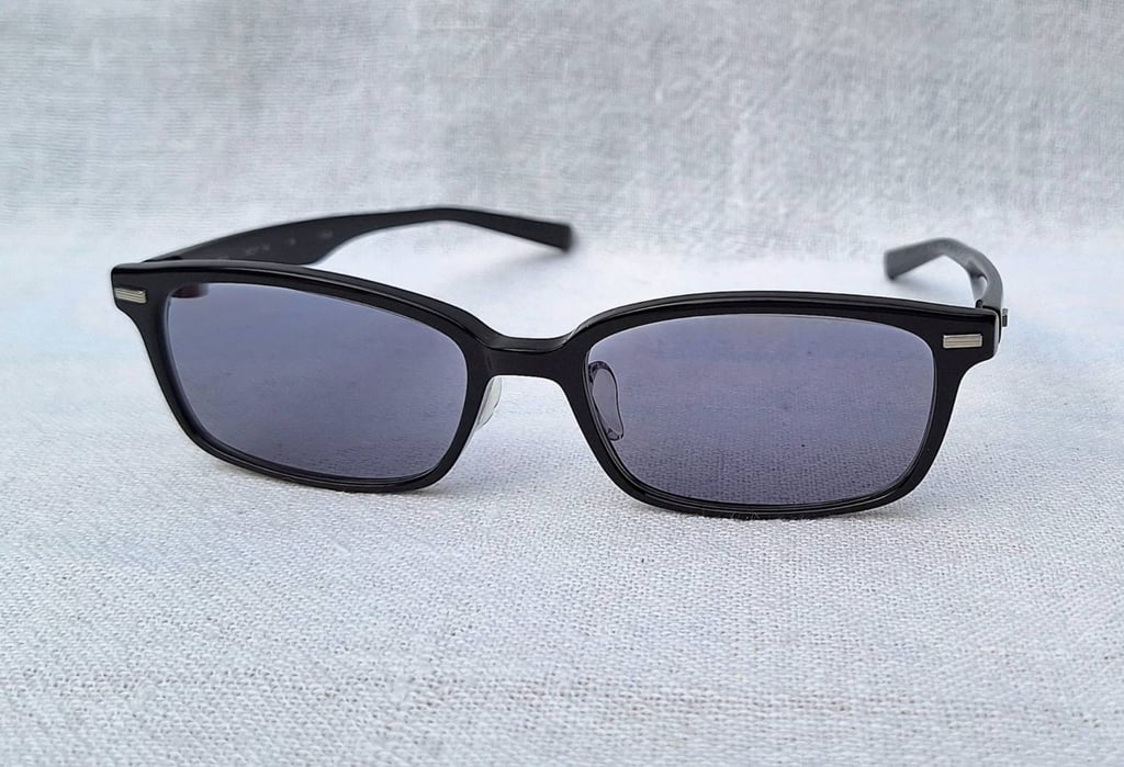 1 ในซีรีส์แว่นตาแฮนด์คราฟท์ที่มีชื่อเสียงที่สุดของ โฟร์นายส์–999.9 รุ่น NP–35 ตัวแท้ มือหนึ่ง สต็อกเก่าฤดูใบไม้ผลิ ค.ศ.2014 กรอบอะซีเทต–อนุพันธุ์เส้นใยฝ้าย–ดำ เลนส์ออโต้โพลีคาร์บอเนท ปรับสีอัตโนมัติ บานพับ Gyaku–R ลิขสิทธิ์ของโฟร์นายส์ ขนาดมาตรฐาน–Standard One Size 139mm สวมใส่ได้ทุกขนาดใบหน้า 