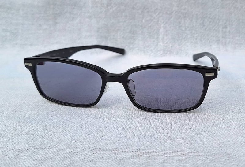 1 ในซีรีส์แว่นตาแฮนด์คราฟท์ที่มีชื่อเสียงที่สุดของ โฟร์นายส์–999.9 รุ่น NP–35 ตัวแท้ มือหนึ่ง สต็อกเก่าฤดูใบไม้ผลิ ค.ศ.2014 กรอบอะซีเทต–อนุพันธุ์เส้นใยฝ้าย–ดำ เลนส์ออโต้โพลีคาร์บอเนท ปรับสีอัตโนมัติ บานพับ Gyaku–R ลิขสิทธิ์ของโฟร์นายส์ ขนาดมาตรฐาน–Standard One Size 139mm สวมใส่ได้ทุกขนาดใบหน้า 