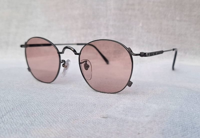 บิดาแห่งศิลปะแว่นตาสตีมพังก์ฝรั่งเศส ราคานักศึกษา ป.โท ฌอง ปอล โกลติเยร์–JEAN PAUL GAULTIER ตัวประวัติศาสตร์ รุ่น 55–0101 สวมใส่โดย เดวิด โบวี–David Bowie ยอดศิลปินชาวอังกฤษ 1 ในนักดนตรีที่ทรงอิทธิพลมากที่สุดในศตวรรษที่ 20 เลนส์กระจกคริสตัลกันแดดฝรั่งเศส สีกลีบบัว ป้องกัน UV100% ขนาดมาตรฐาน 135mm บิดาแห่งศิลปะแว่นตาสตีมพังก์ฝรั่งเศส ราคานักศึกษา ป.โท ฌอง ปอล โกลติเยร์–JEAN PAUL GAULTIER ตัวประวัติศาสตร์ รุ่น 55–0101 สวมใส่โดย เดวิด โบวี–David Bowie ยอดศิลปินชาวอังกฤษ 1 ในนักดนตรีที่ทรงอิทธิพลมากที่สุดในศตวรรษที่ 20 เลนส์กระจกคริสตัลกันแดดฝรั่งเศส สีกลีบบัว ป้องกัน UV100% ขนาดมาตรฐาน 135mm